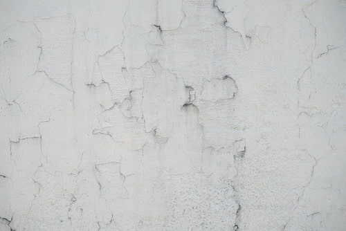 mur endommagé - faire appel à un peintre professionnel en rénovation intérieure